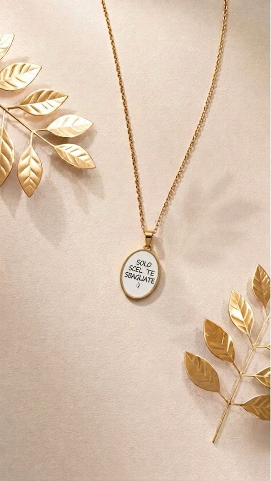 Collana Dorata con Pendente Ovale e Scritta